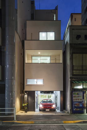 「新富町の狭小ガレージハウス・東京 (建築面積約13.2坪)」外観を見る。4層になっているのがわかる。