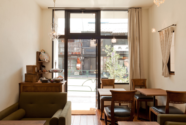 「根津の狭小店舗併用住宅(カフェ)・東京 (建築面積 約8.5坪)」<blockquote>アンティーク調の家具でまとめられた店内。建築主の好みのテイストで、店舗も住まいも自由にプランできる。
店名/nezu chiffon 設計/福島宏記 撮影/アトリエ・フロール
