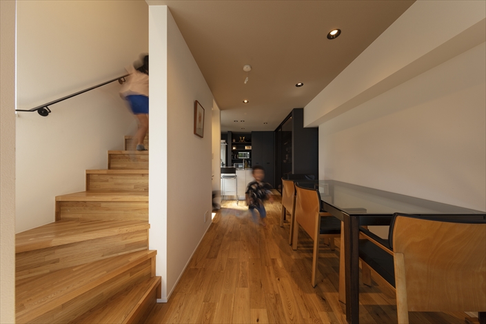 「鵜の木の狭小住宅・東京(建築面積 約8.8坪)」<blockquote>2階LDKを見る。部屋と家具の色調を揃えることで統一感が生まれ、広さを感じさせる。
設計/濱里豊和 撮影/アトリエ・フロール