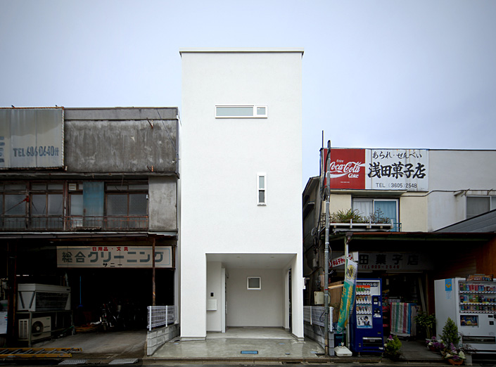 「足立区の狭小住宅・東京(建築面積 約11.7坪)」連続した長屋を切り離して建てられた狭小住宅。 シャッターはないがクルマ1台分の駐車スペースを確保 設計／清原公明　施工／㈱東京住建　撮影／アトリエ・フロール