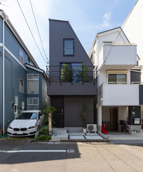 「鵜の木の狭小住宅」外観。駐車スペースはないが、3LDKを確保している