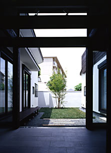 中庭のある家施工例に「甲子園の二世帯コートハウス・兵庫」をアップしました。
