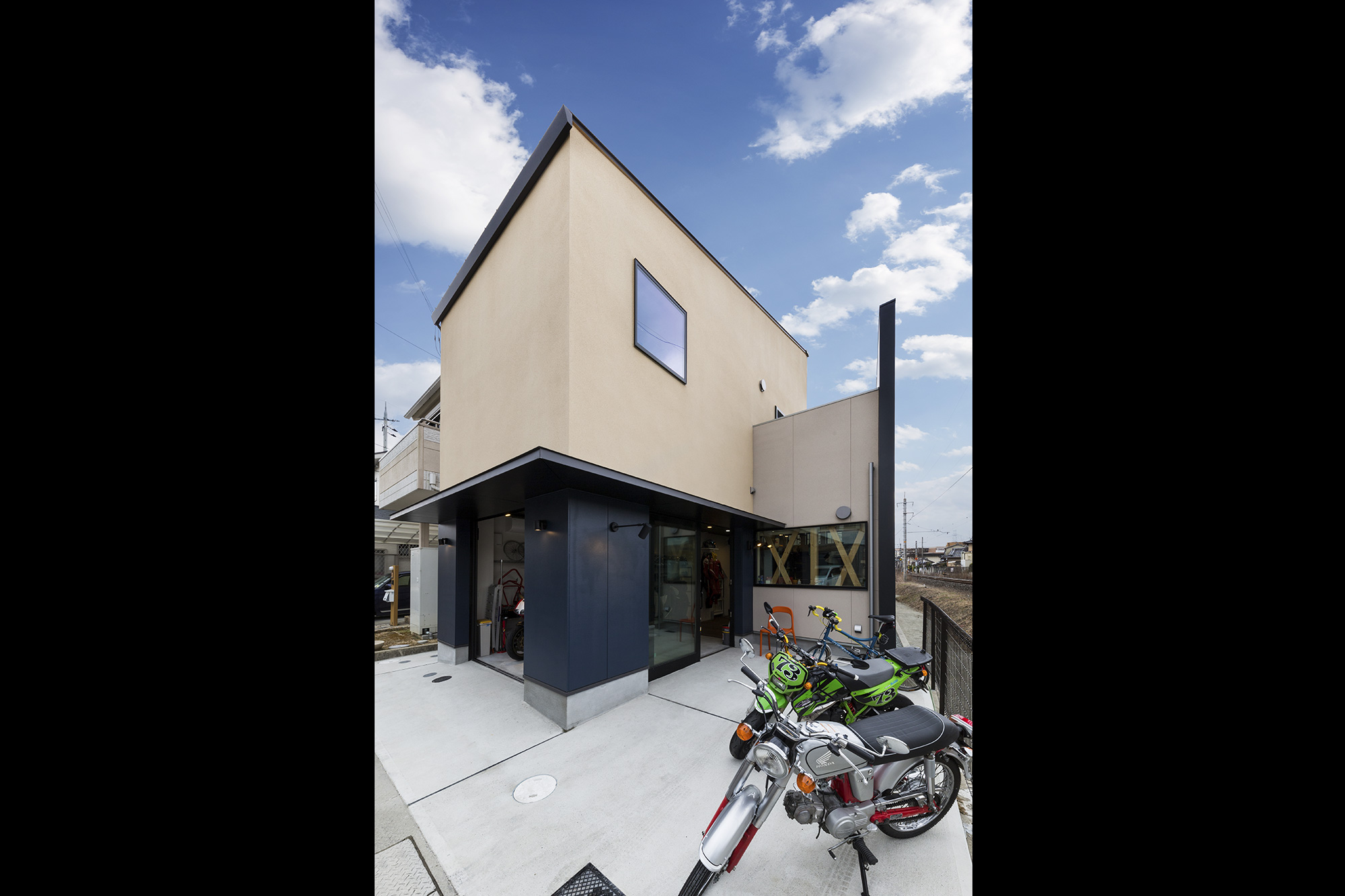 京田辺のカフェ併用バイク ガレージハウス 